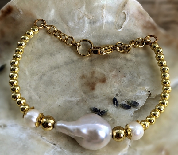 Large Baroque Pearl Centerpiece With Gold Ball Beads Bracelet - Picture 4 of 5